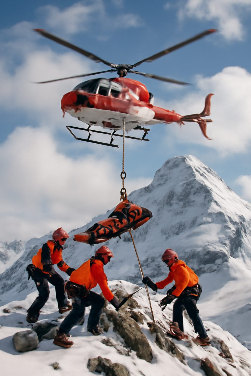 découvrez comment deux sauveteurs montagnards ont été honorés par le club alpin autrichien, recevant la prestigieuse médaille 'croix verte' pour leur courage et dévouement exceptionnels en montagne.