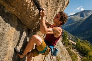 découvrez adam ondra conquérir avec brio « greenspit » (8b+), le classique emblématique de la vallée de l’orco, démontrant sa maîtrise exceptionnelle en escalade traditionnelle.