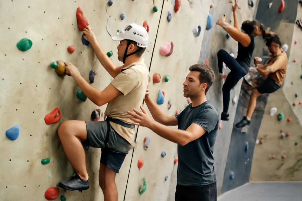 découvrez nos conseils pour progresser en escalade du niveau débutant à expert, avec des techniques efficaces et des astuces pour améliorer votre performance en toute sécurité.