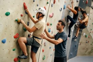 découvrez nos conseils pour progresser en escalade du niveau débutant à expert, avec des techniques efficaces et des astuces pour améliorer votre performance en toute sécurité.