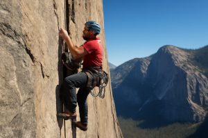 découvrez l'exploit impressionnant de rell lennox qui triomphe en solo de la célèbre voie d'escalade « the nose » en rope-solo, repoussant les limites de l'endurance et du courage.