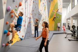 découvrez notre guide complet des jeux d’escalade en intérieur pour s’amuser en toute sécurité. activités ludiques, conseils pratiques et équipements adaptés pour petits et grands.