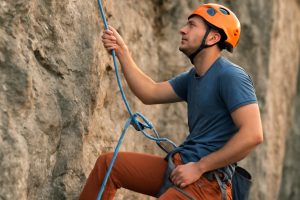 découvrez tout ce qu'il faut savoir sur le reverso escalade, un outil indispensable pour assurer en toute sécurité lors de vos aventures verticales.